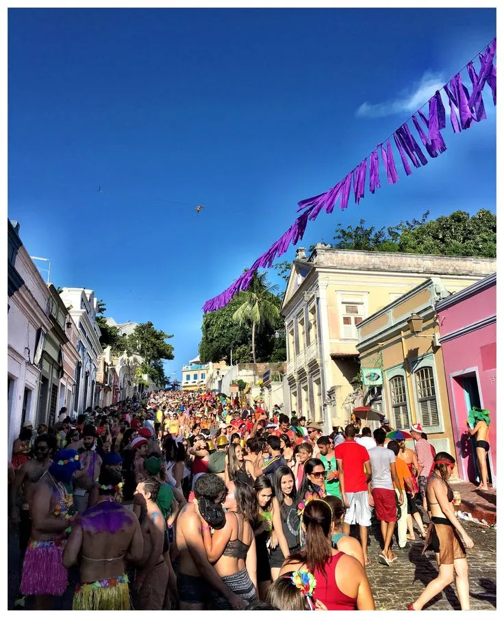 Folla in festa in una strada di Olinda