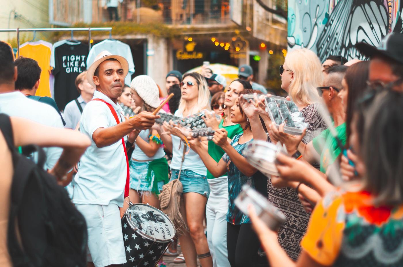 Musicisti e persone suonano per strada durante una festa popolare in Brasile.