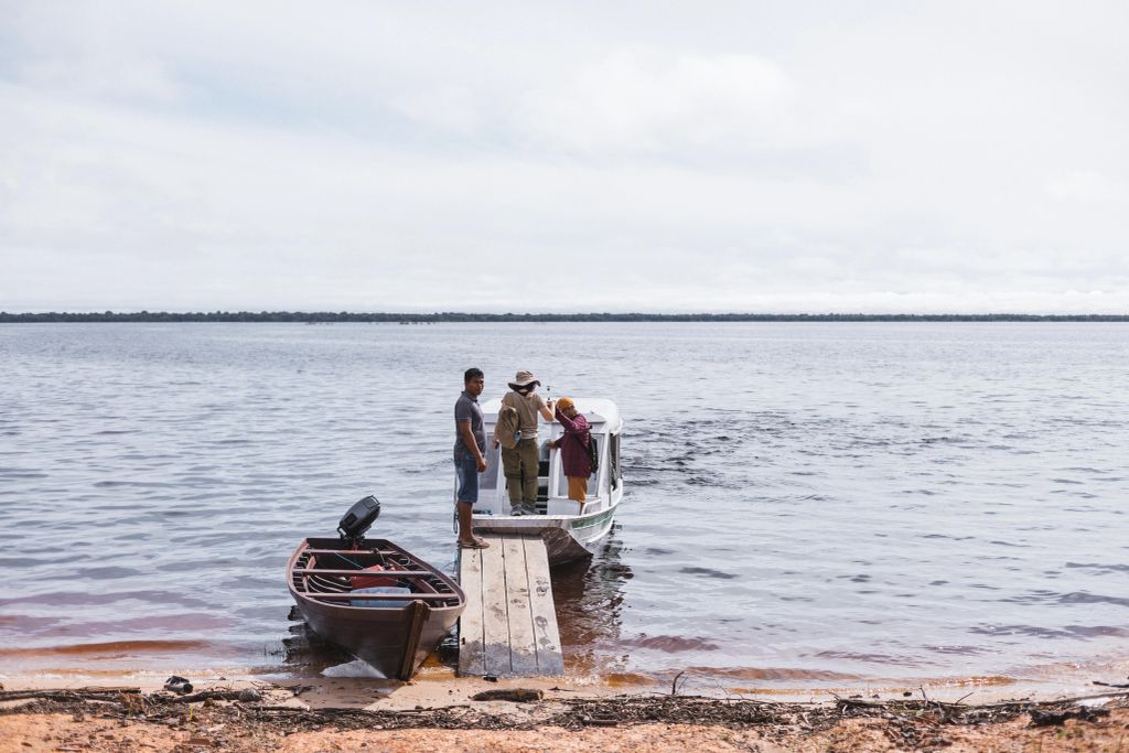 Un gruppo di viaggiatori su una barca nelle acque dell’Amazzonia brasiliana.