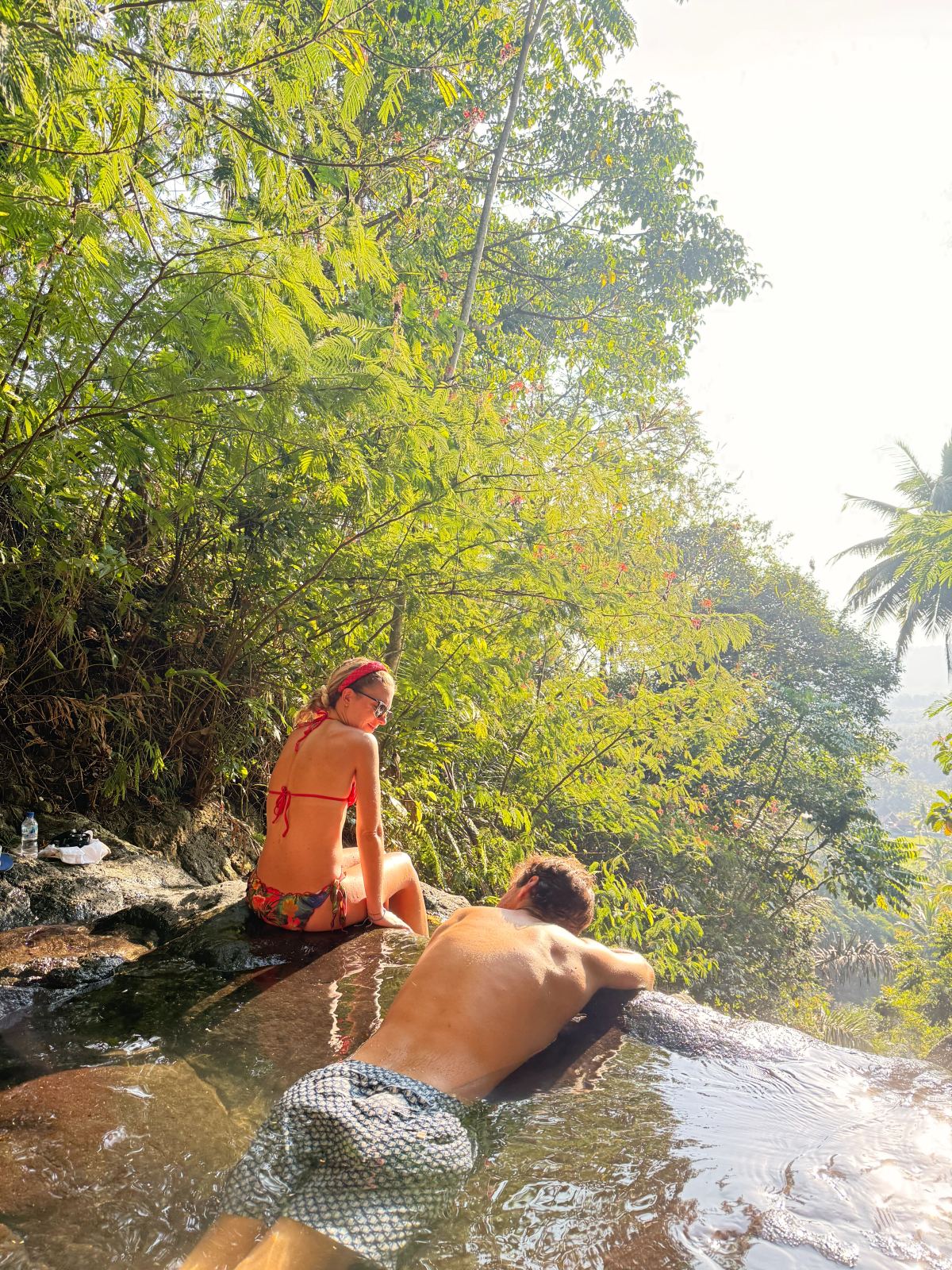 Vasca naturale affacciata sul paesaggio alle cascate di Gembleng.