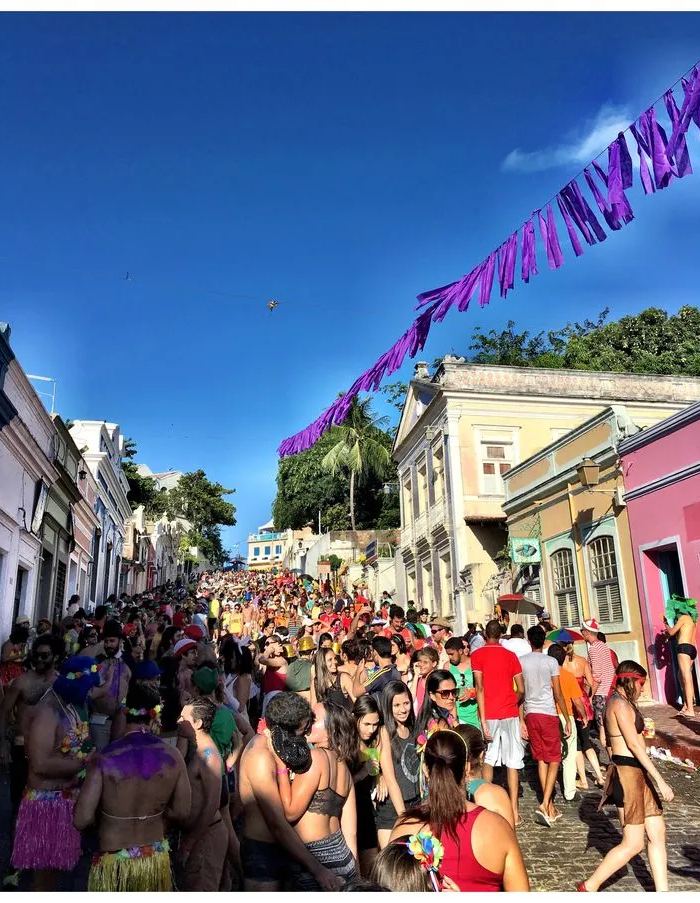 Folla in festa in una strada di Olinda