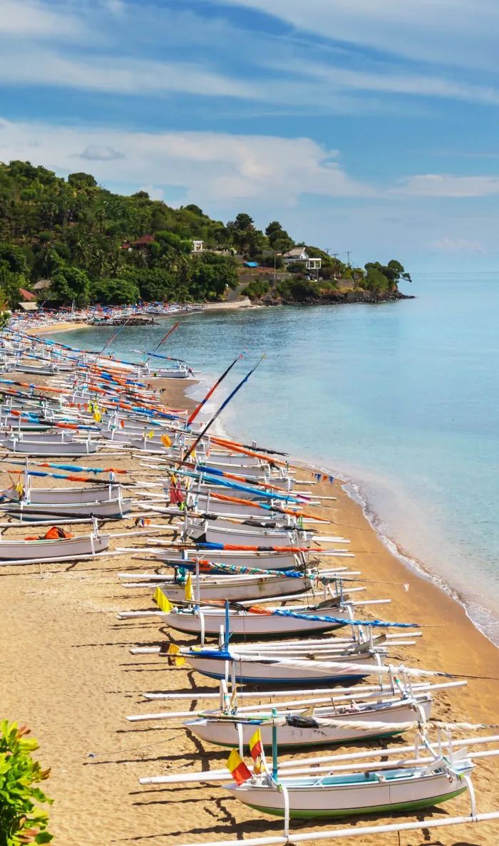 Barche da pesca allineate sulla spiaggia di Amed